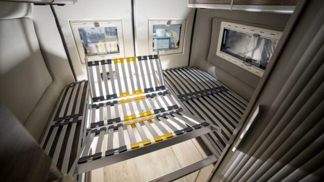 Tous les lits intègrent de série un sommier en latoflex, pouvant être relevé de deux côtés.