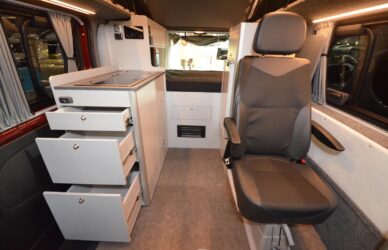 Pour enclencher la rotation du siège, il suffit de tirer sur la languette prévue à cet effet sous l'assise.