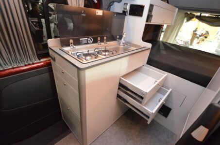 Débarrassé du frigo, le meuble cuisine gagne des rangements sur son flanc.