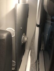 Le plateau de table vient se ranger dans un logement prévu derrière le meuble du frigo.