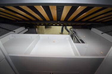 Sous son sommier relevable, l'Equinox 3 recèle de nouveaux rangements.