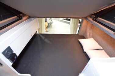 Le couchage permanent, à l'arrière, affiche des dimensions de 190 x 120 cm.