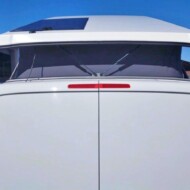 Le toit Atlas Camper, livré de couleur blanche, intègre des vérins d'équilibrage arrière.