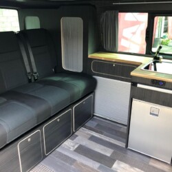 Toujours sur VW Transporter, le modèle "Trekker" compte, lui, 5 places carte grise.