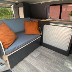 Sur VW Transporter, le "Venturo" est un modèle 2 ou 3 places carte grise réalisé par VAN-IT.