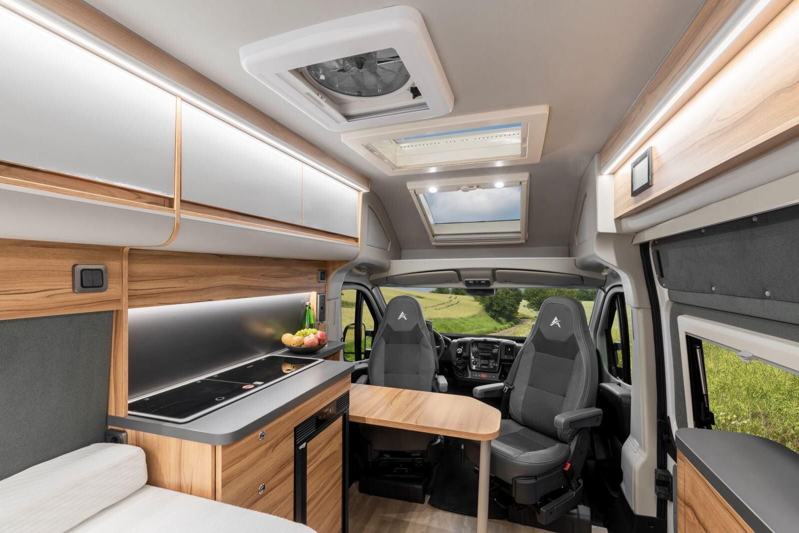 Comme dans un van, le fourgon Affinity Duo (6,36 m) accueille un bloc cuisine côté gauche, face à la porte coulissante.