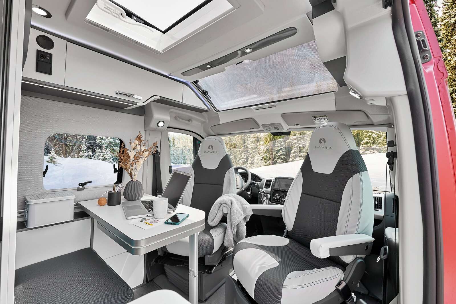 La traditionnelle banquette est remplacée par un agréable repose pied (Bavaria K600J).