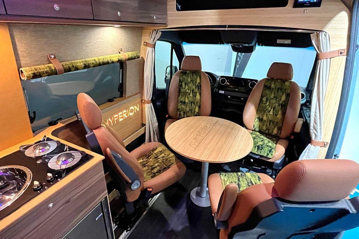 Bien qu'aménagé pour deux, l'Hyperion présente un salon irrésistible et ultra-confortable pour quatre.
