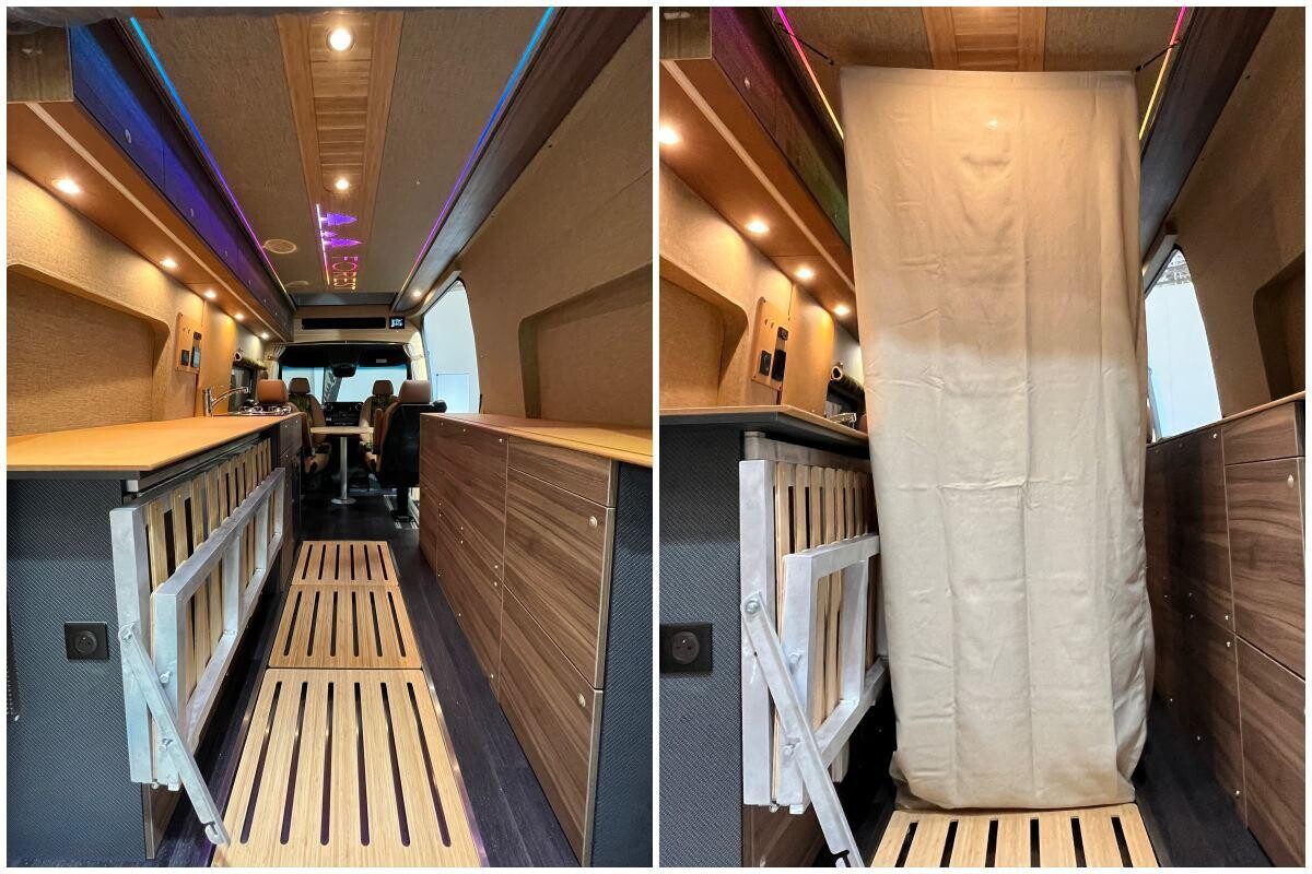 La douche s'installe au centre avec un rideau, le bac est sous les caillebotis.
