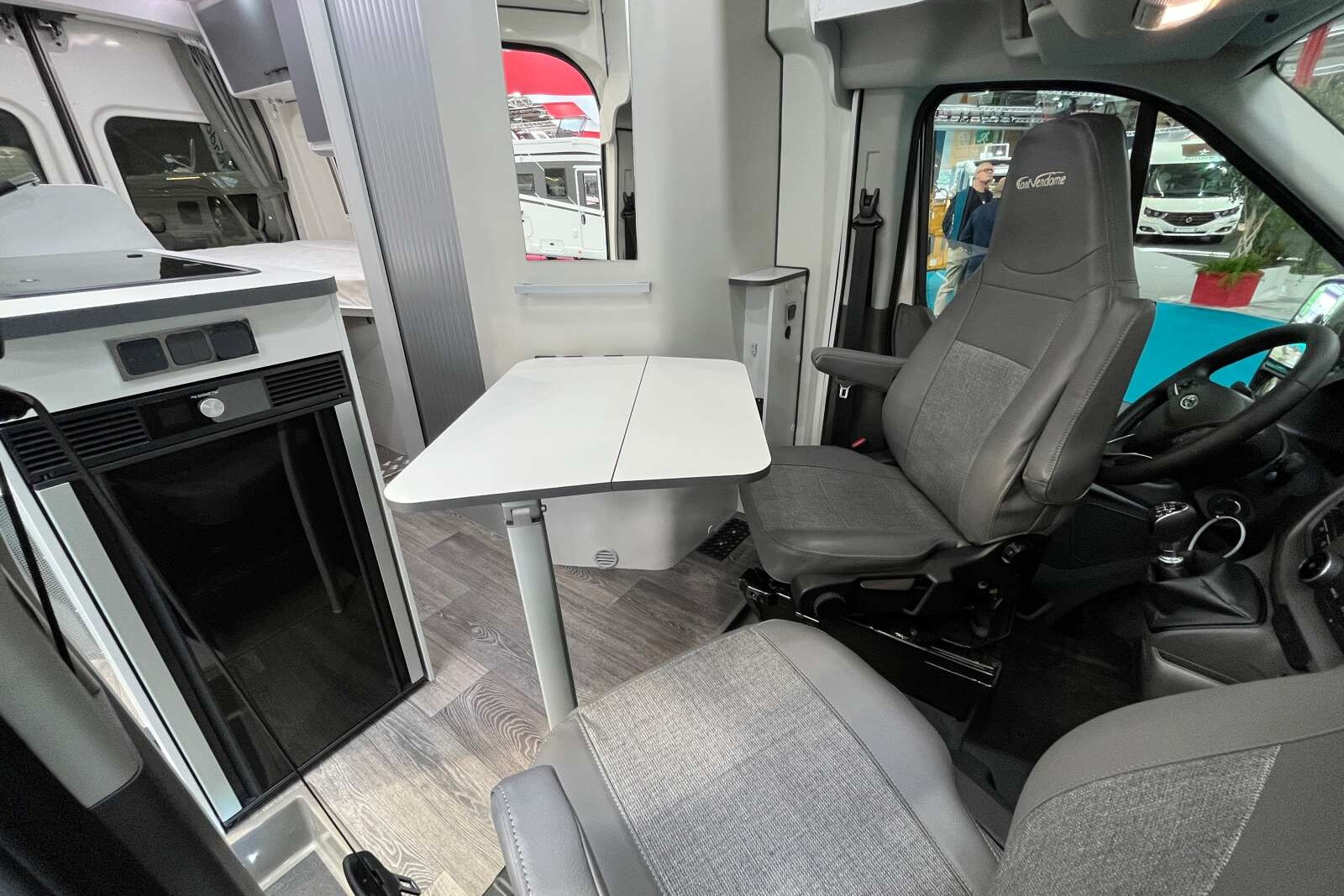 La table dînette ne se fixe pas sur la paroi du fourgon, mais sur celle de la spacieuse salle d'eau.