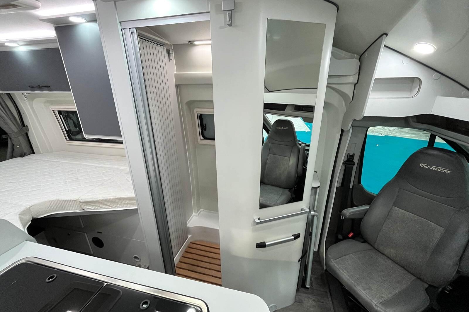 Chez Font Vendôme et Randger, l'espace est privilégié dans la chambre et la salle de bain.