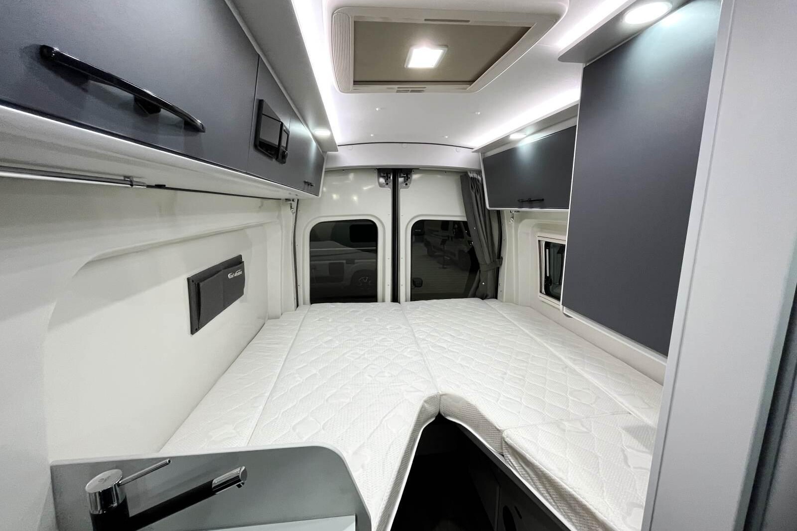 Les lits jumeaux s'étendent sur 95 x 200 cm et 93 x 185 cm.