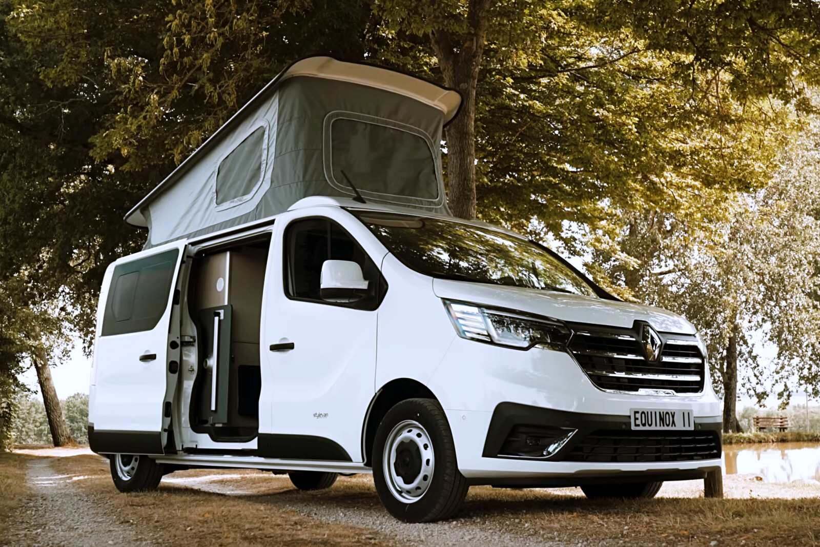Le Stylevan Equinox II peut être entièrement équipé avec WC, douche extérieure, douche intérieure, double batteries, panneau solaire, porte-vélos...