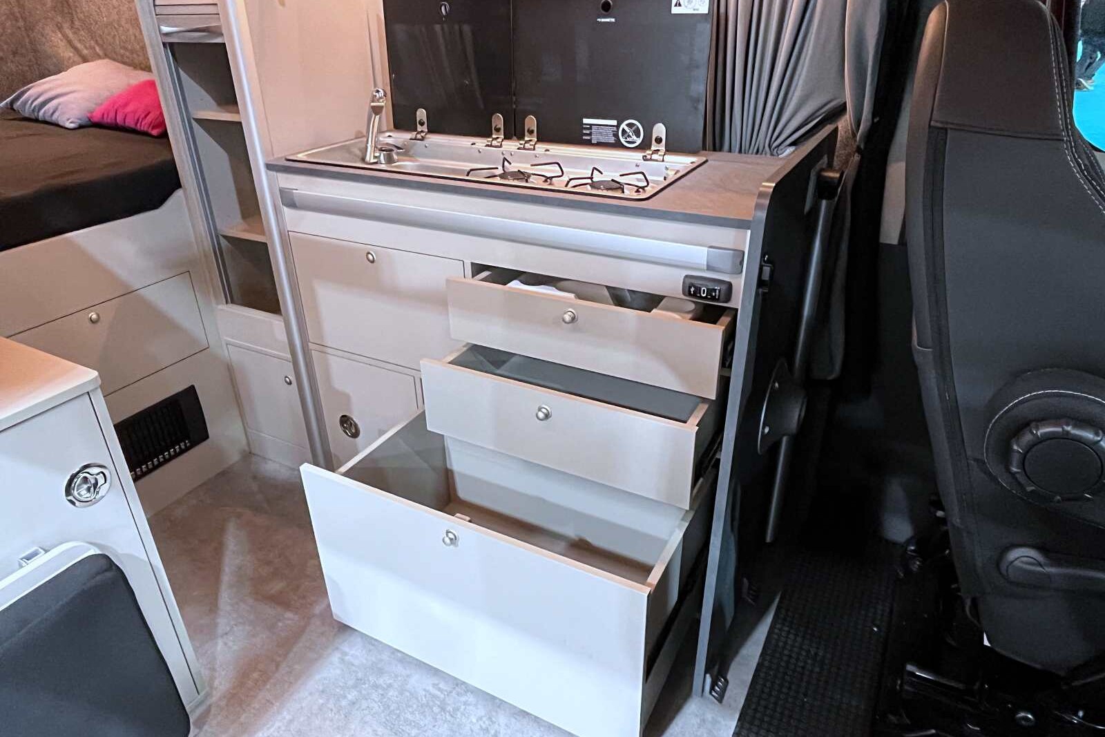 La cuisine a été optimisée : profondeur réduite, plan de travail stratifié, prises USB, nouveaux rangements dont casserolier