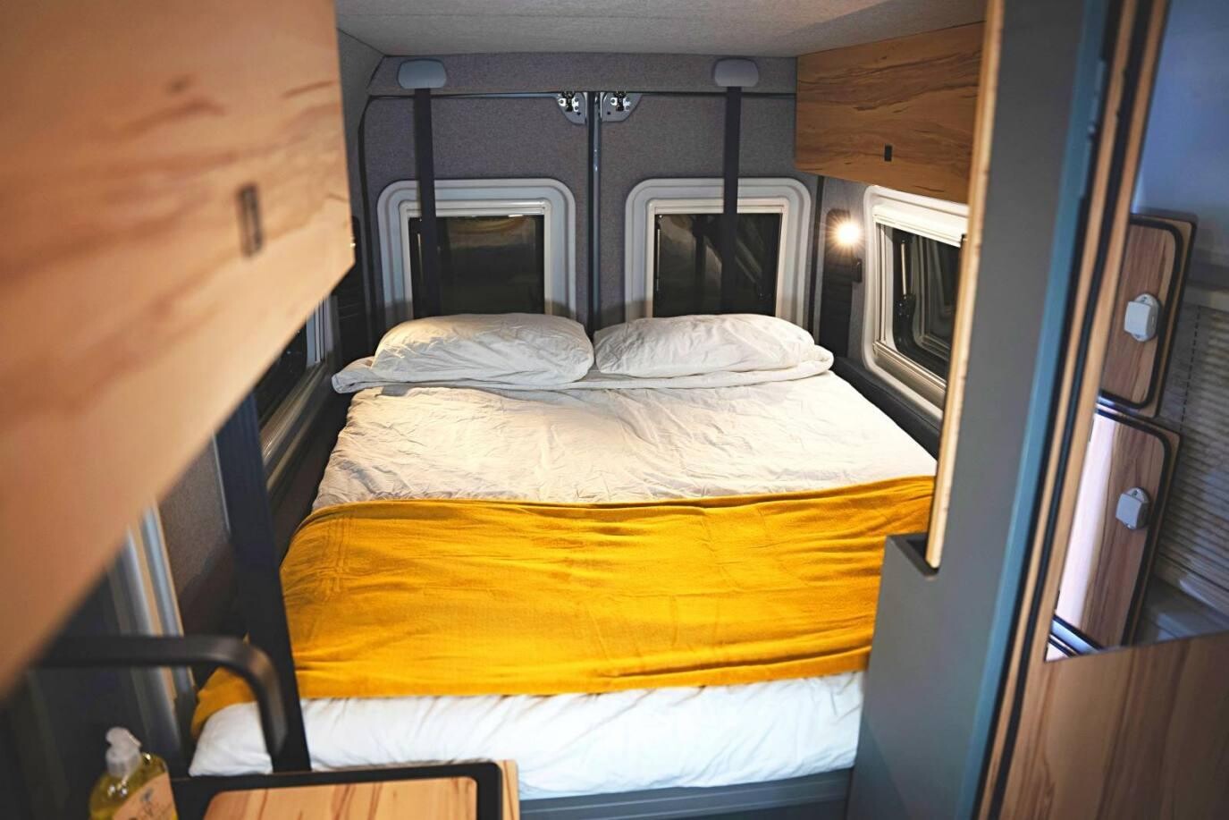 ...la nuit, elle laisse place au lit de pavillon à commande électrique.