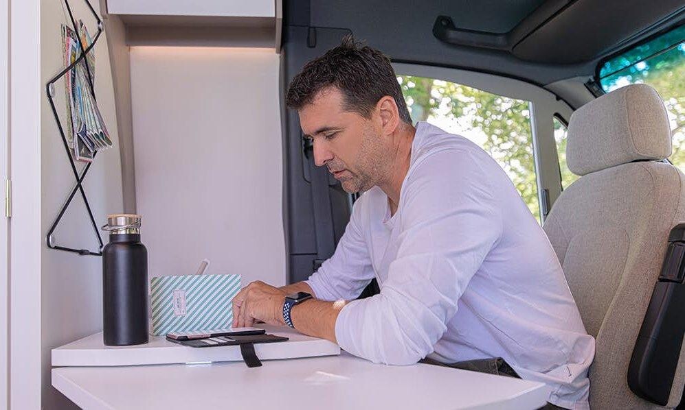 Les sièges cabine d'un fourgon deux places, serviront d'uniques assises à la fois pour conduire et à l'étape.