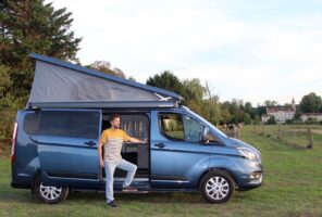 Le marchepied d'accès et le store extérieur sont fournis de série.