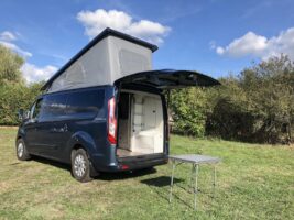 Table de camping livré de série (sans les chaises...).
