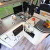 Pour cuisiner, on profite d'un meuble aux dimensions généreuses : 111 cm contre la paroi et 121 pour le retour transversal.