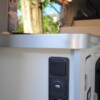 A bord de l’habitacle, des prises USB et éclairages sont répartis sur différents postes (banquette face-route, cuisine, lit haut, cabine). Des prises 12V / 220V sont également disponibles.