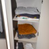 Un placard pour les vêtements est disponible dans le prolongement du meuble arrière.