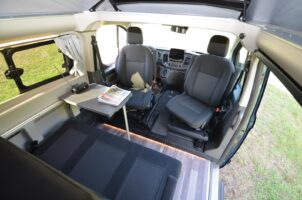 Si toutes les fenêtres sont munies d’occultants, le parebrise en est dépourvu.