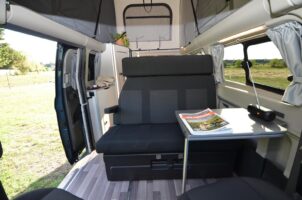 Grâce à la forme biseautée de la banquette, le couloir offre une largeur correcte (35 /39 cm) pour circuler entre l’avant et l’arrière.