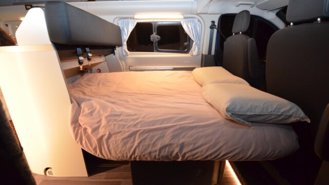 Un peu rugueux, le couchage bas est taillé en biseau (192 x 126 / 104 cm) et utilise le renfoncement dans le bloc cuisine.