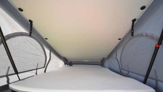 Le lit haut offre des dimensions rares pour un couchage de toit (200 x 134 cm).