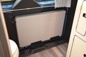 Une seconde table, pour l’extérieur, est prévue de série. Celle-ci se range sur la face intérieure du hayon. Les chaises de camping, en revanche, ne sont pas inclus (à l’inverse du VW California).