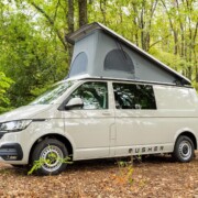 Le toit manuel SCA est pourvu de trois ouvertures avec moustiquaire : l’une s’ouvrant complètement, l’autre fixe et une troisième en plastique pour les jours de pluie.