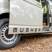 Des éclairages sont situés sous le châssis pour illuminer toute la zone alentour lors d’un bivouac ou d’un déplacement nocturne en pleine nature. ? Musher