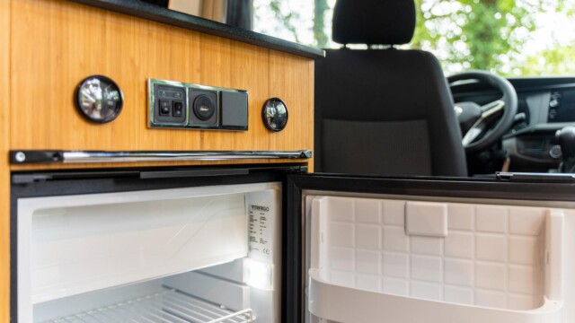 Au-dessus du frigo, des manomètres indiquent les niveaux d'eau et d'électricité. Une application, téléchargeable sur téléphone ou tablette, permet également de suivre de près sa consommation d'électricité.