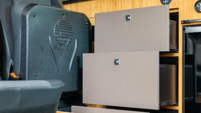 A l'étape, il faut relever l'assise du siège individuel près de la cuisine pour accéder aux tiroirs.