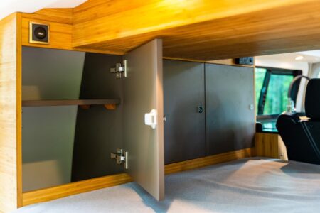 Grand meuble de rangement avec 3 placards (L x h x p : 120 x 70 x 35 cm).