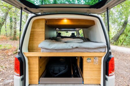 Soute de 530 litres (P x l x h : 140 x 80 x 47 cm), qui incorpore un tiroir coulissant sur lequel peuvent être disposés des bacs de rangement.