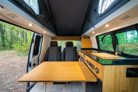 Semi-fixe, le lit se déploie au-dessus des sièges rabattus.