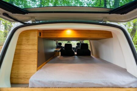 Le lit du bas affiche une longueur de 190 cm de long, tandis que sa largeur varie de 125 cm aux épaules à 110 cm aux pieds. ? Musher