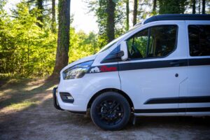 En mode route, avec son toit relevable SCA fermé, l’Aventourer Rhino culmine à 2,07m.