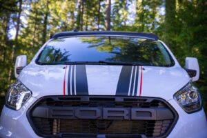 Calandre noire massive barrée de la signature Ford.