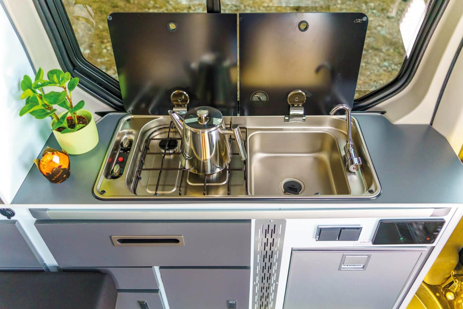Le bloc cuisine compact et pratique, le frigo affiche 41 L.