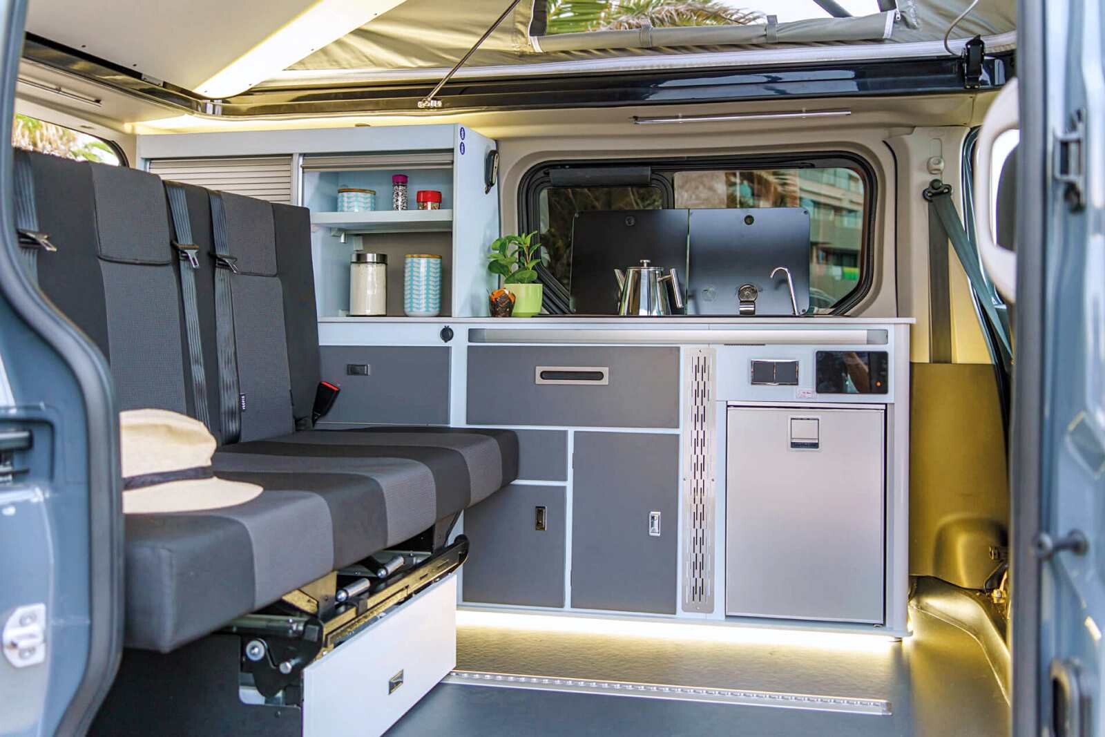 L'intérieur du Randger R499 avec sa banquette-lit coulissante