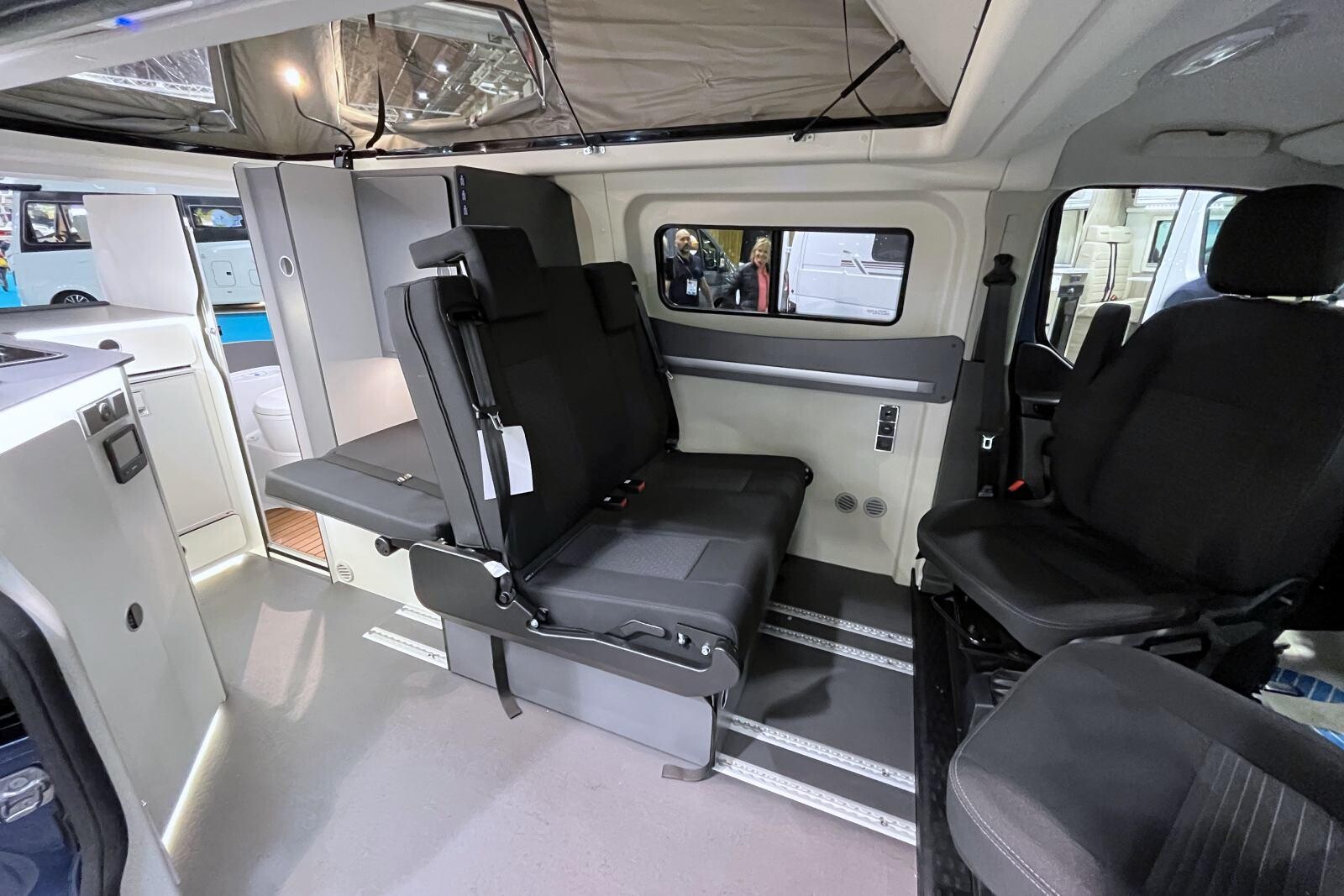 L'intérieur du R531 composée d'une banquette sur rails, transformable en lit, et d'une table latérale escamotable...