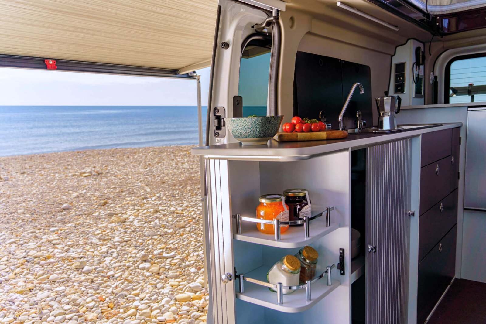 Le bloc cuisine abrite de nombreux rangements, le frigo de 41 L est dans le retour en L sous le hayon arrière