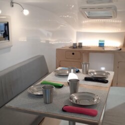 Le meuble cuisine vient se loger au fond de la caravane, à droite de la porte d'entrée.