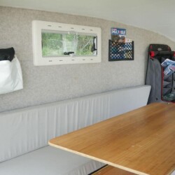 En option, les parois peuvent être tapissées d'un revêtement de type moquette.