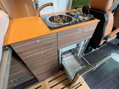 Carriage RV Hyperion - un style sobre et raffiné pour le réfrigérateur à tiroir de 85 L, avec façade en inox.