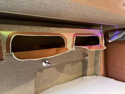 Carriage-RV Hyperion : une gestion astucieuse de l'espace, comme en témoigne ce placard souple à portée de main.