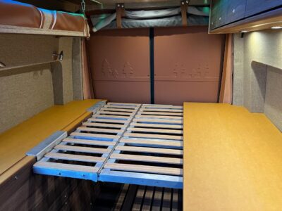 Carriage RV Hyperion - un espace transformable grâce à ce sommier pliable et aux surfaces planes.