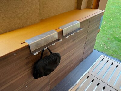 Carriage RV Hyperion - Les supports métalliques du sommier servent aussi de patères à l'étape.